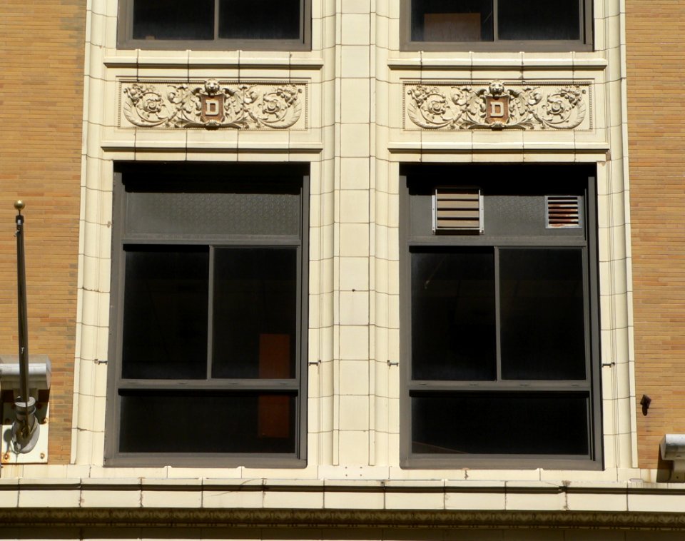 Davidson Bldg (Sioux City) S side 2nd floor windows