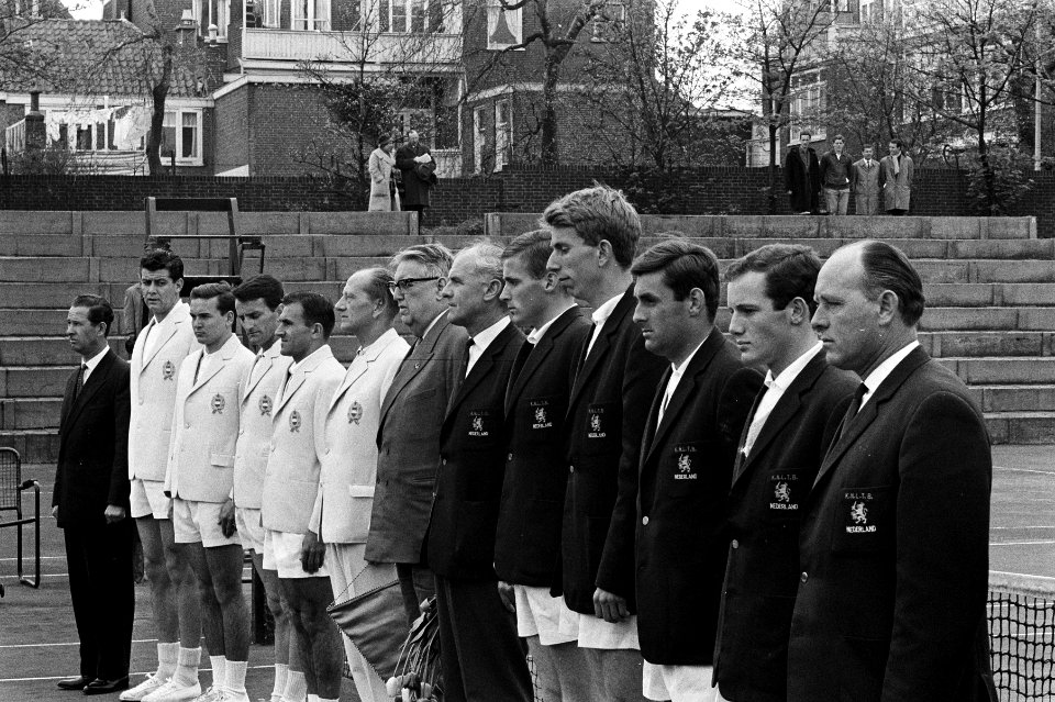 Davis Cup Nederland tegen Hongarije, groepsfoto Nederlan en Hongaarse ploeg, Bestanddeelnr 916-3816
