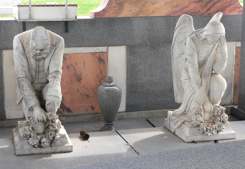 Davis Memorial (Hiawatha KS) E sculptures 1