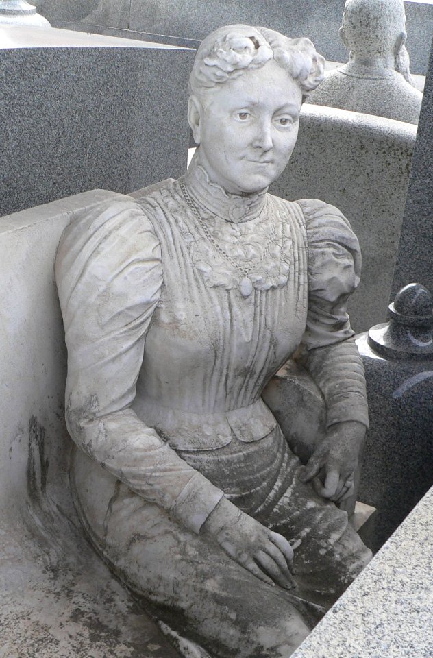 Davis Memorial (Hiawatha KS) W sculptures 2 Sarah