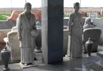 Davis Memorial (Hiawatha KS) S sculptures 4 N-facing