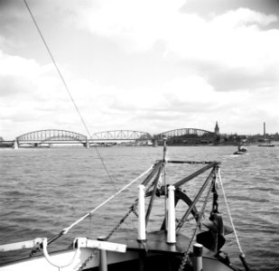 De boeg van de sleepboot, op de achtergrond Nijmegen, Bestanddeelnr 254-0962
