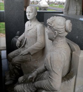 Davis Memorial (Hiawatha KS) W sculptures 1