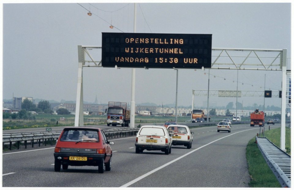 De borden boven de A 9 geven aan dat de Wijkertunnel vandaag om 15.30 uur geopend zal worden. NL-HlmNHA 54036346