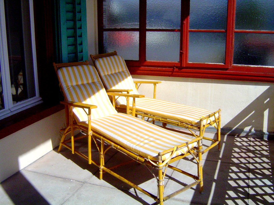 Davos, Berghotel Schatzalm, een balkon met ligstoelen