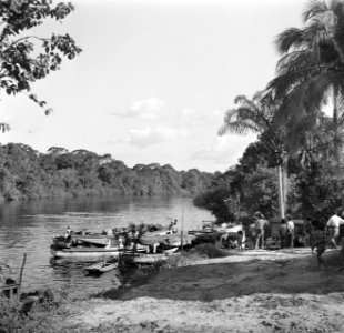 De boot Coppename bij de landingsplaats van Cornelis Kondre aan de Surinamerivie, Bestanddeelnr 252-5633