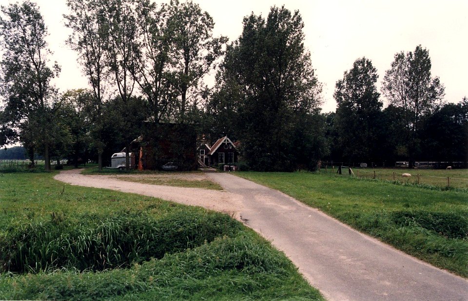 De boerderij van de familie Van der Peet met paardenpension aan de Vogelenzangseweg 164. Aangekocht in 1998 van United Photos de Boer bv. - Negatiefnummer 44652 k 13 a. - Gepubliceerd in het, NL-HlmNHA 54037160