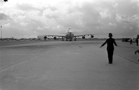 De Boeing 747 wordt door een batsman naar een juiste positie op het platform van, Bestanddeelnr 923-6393