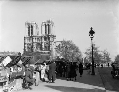 De boekenstalletjes aan de seine in Parijs Op de achtergrond de Notre Dame, Bestanddeelnr 254-6161