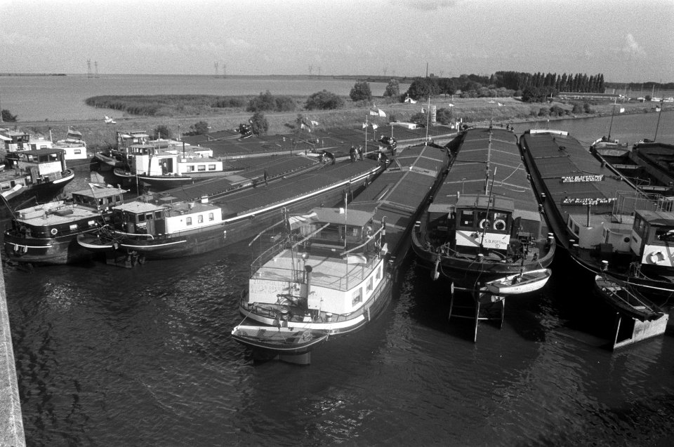 De blokkerende schepen op het Amsterdam-Rijnkanaal voor het IJ, Bestanddeelnr 928-1206