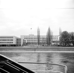 De Bondsdag in Bonn, gezien vanaf de Rijn, Bestanddeelnr 254-1046