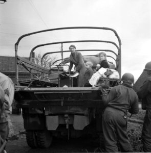 De bevolking van Roermond keert naar huis terug Amerikaanse soldaten helpen de , Bestanddeelnr 900-2296