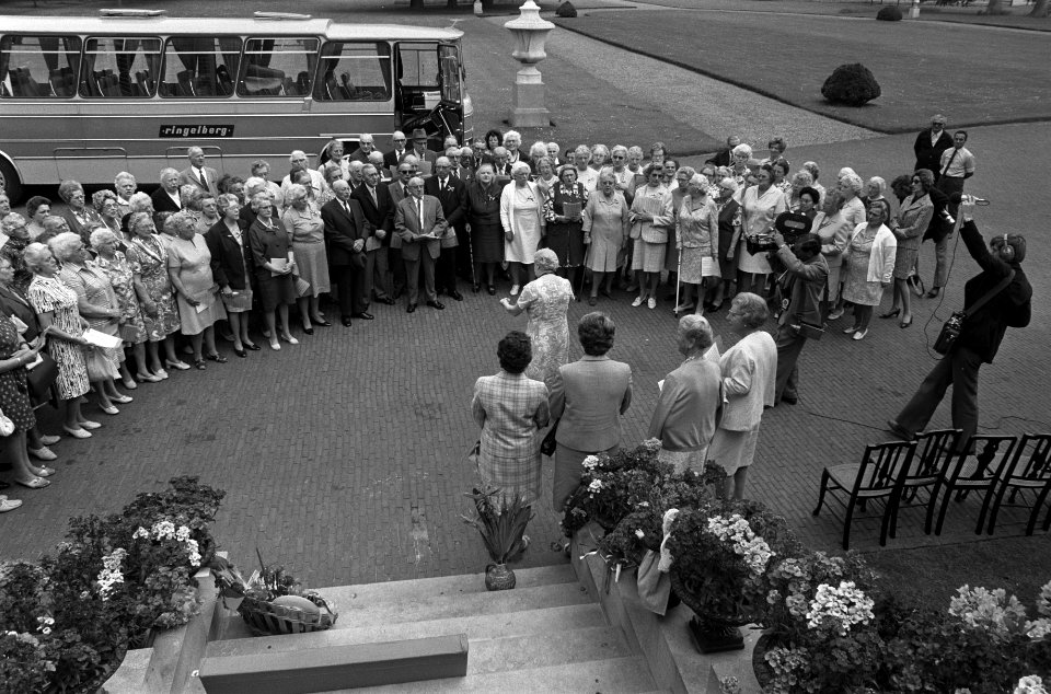 De bezoekende senioren vormen een groot koor voor de koningin, Bestanddeelnr 925-6653