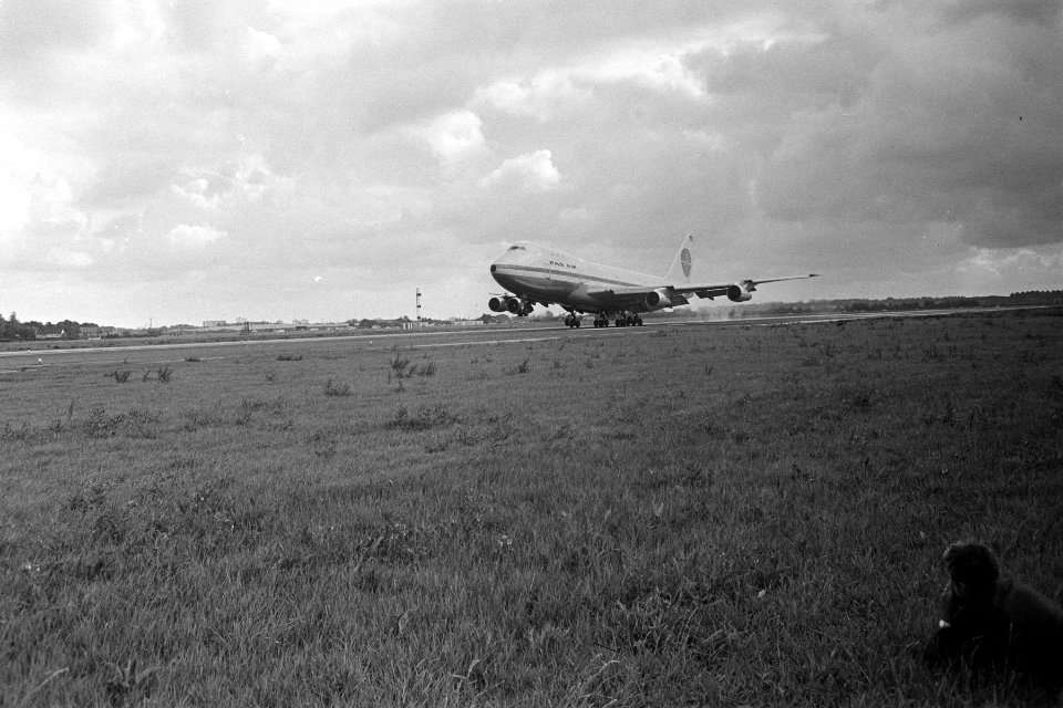 De Boeing 747 landt op Schiphol, Bestanddeelnr 923-6392