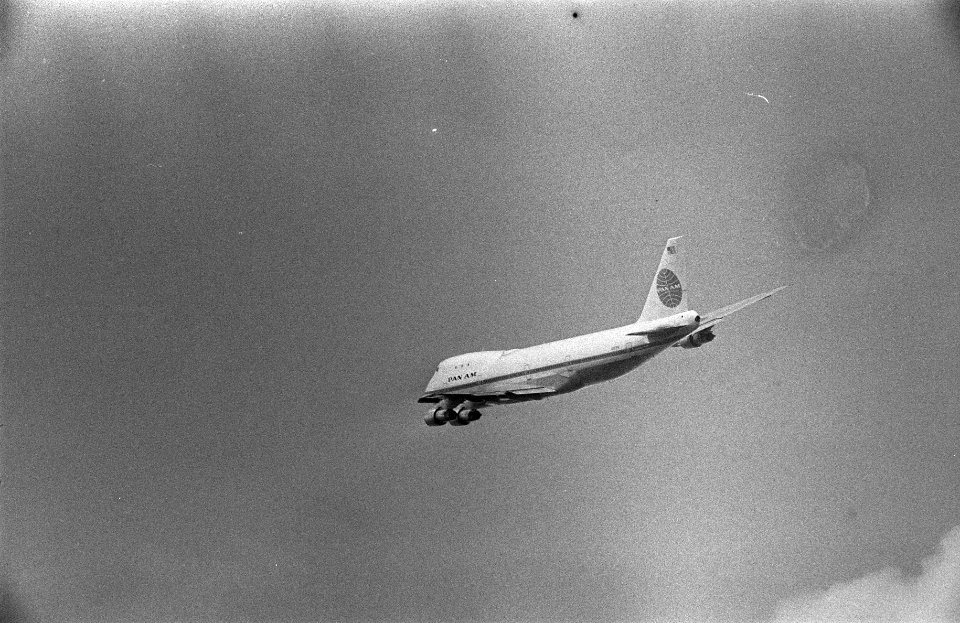 De Boeing 747 begint aan de daling naar een landingsbaan van Schiphol, Bestanddeelnr 923-6391
