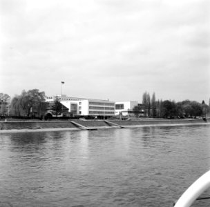 De Bondsdag in Bonn, gezien vanaf de Rijn, Bestanddeelnr 254-1047