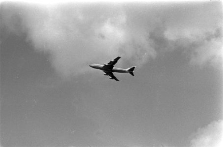 De Boeing 747 zet de landing in, Bestanddeelnr 923-6390