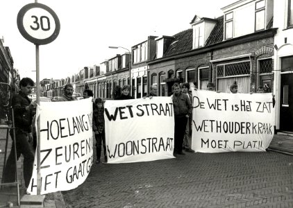 De bewoners van de Generaal de Wetstraat zijn het zat, het sluipverkeer weren zij nu met spandoeken, als dit niet helpt, dreigen zij de straat open te breken. Aangekocht in 1985 van United Photos de B