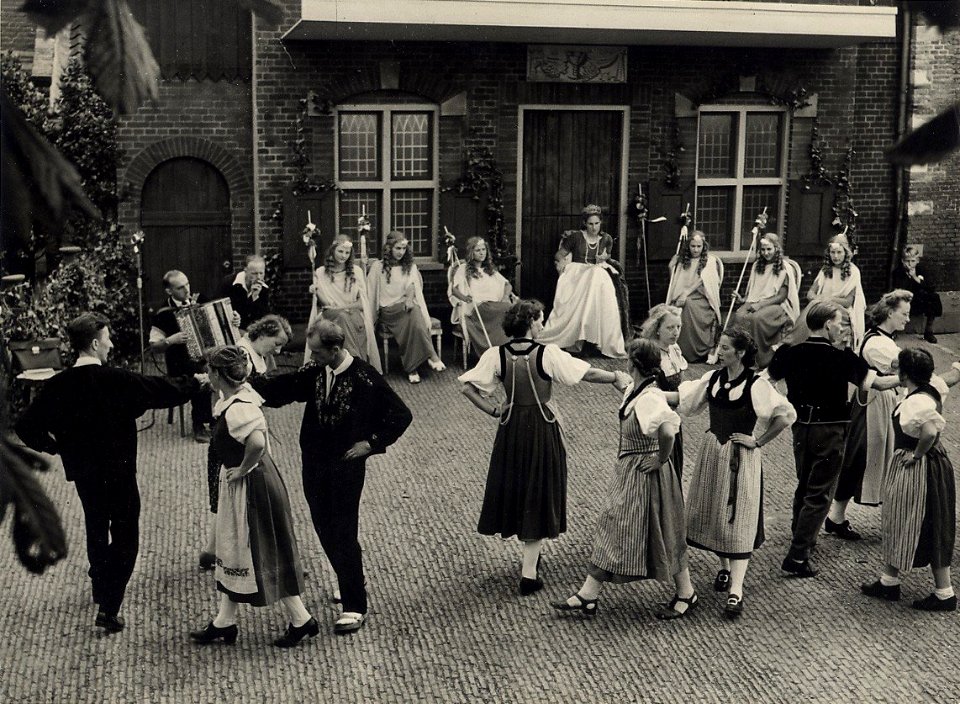 De bloemenkoningin op het binnenplein van de Kloveniersdoelen, waar een dansproep uit het Zwitserse Bern een voorstelling gaf, 2 augustus '48. Aangekocht in 1976 van fotograaf C. de Boer bv., NL-HlmNHA 54010538
