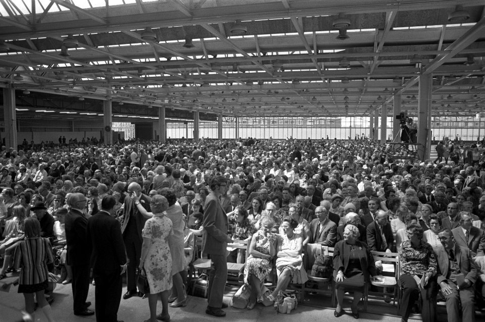 De bezoekers van de gebedsdag tijdens de bijeenkomst, Bestanddeelnr 925-6747