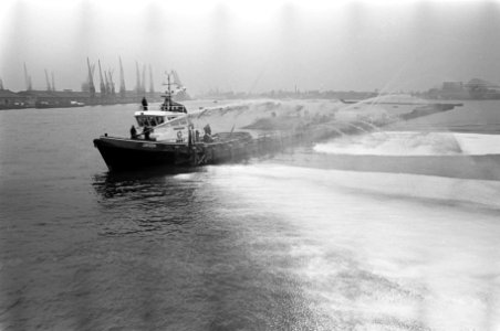 De blusboot geeft een demonstratie schuim- en waterblussen, Bestanddeelnr 921-6544