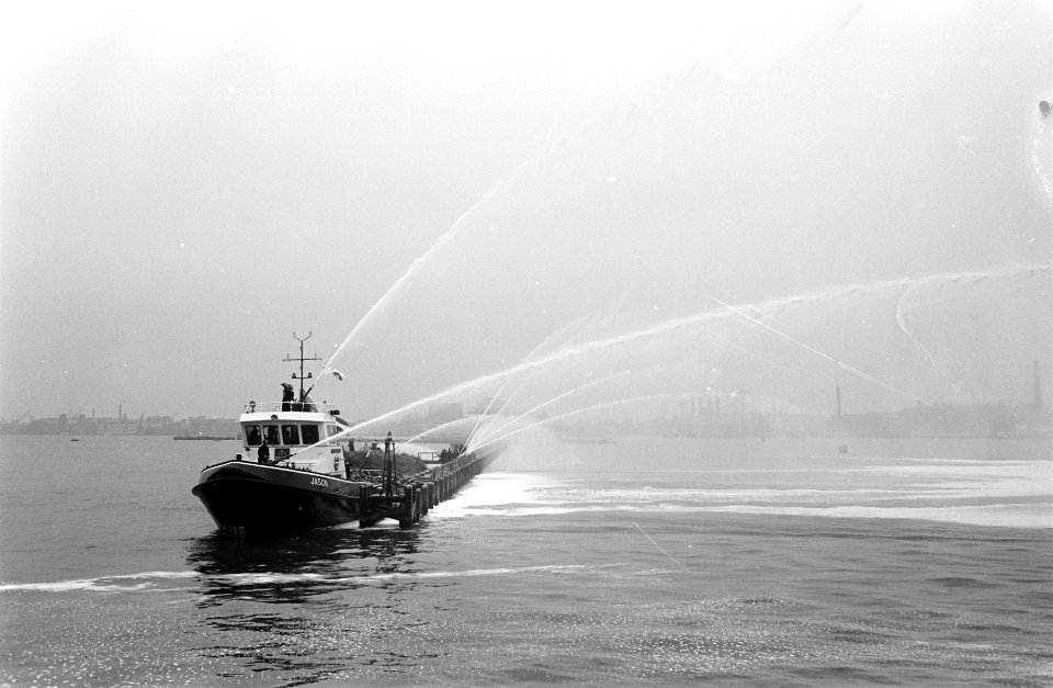 De blusboot geeft een demonstratie schuim- en waterblussen, Bestanddeelnr 921-6546