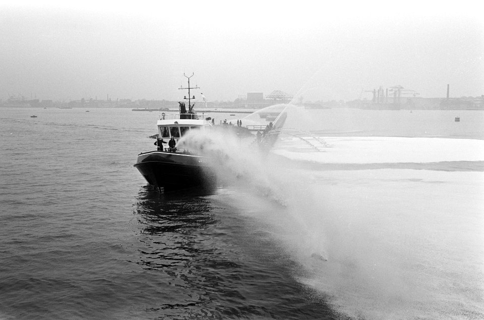 De blusboot geeft een demonstratie schuim- en waterblussen, Bestanddeelnr 921-6541
