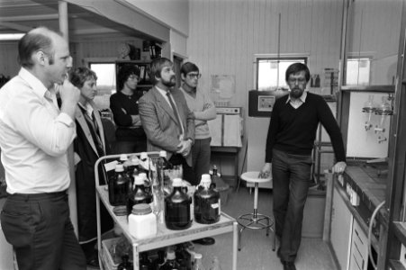 De bewonersdelegatie bij het hoofd van het laboratorium, ing. J. A. van der Bom , Bestanddeelnr 931-7725