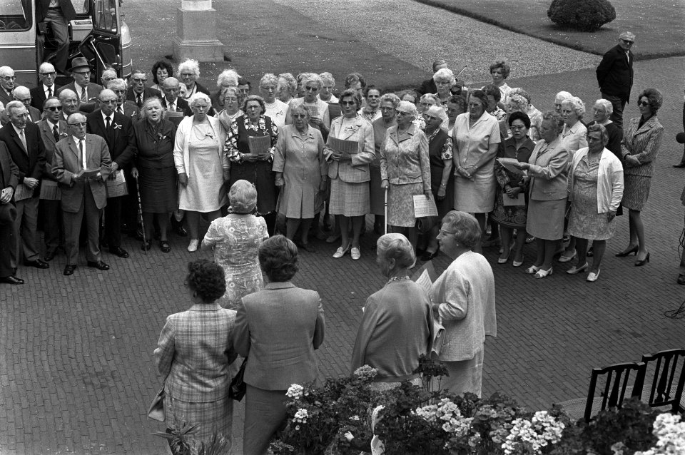 De bezoekende senioren vormen een groot koor voor de koningin, Bestanddeelnr 925-6662