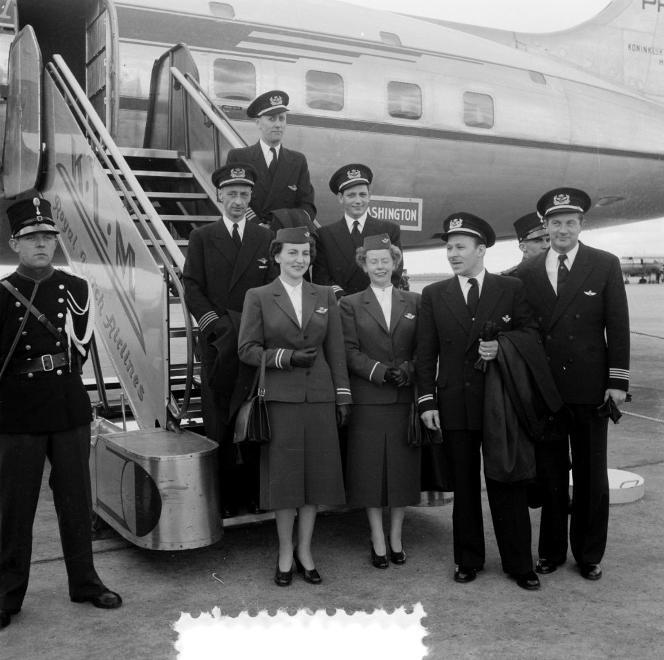 De bemanning van het vliegtuig dat koningin Juliana en prins Bernhard voor hun s, Bestanddeelnr 905-0318