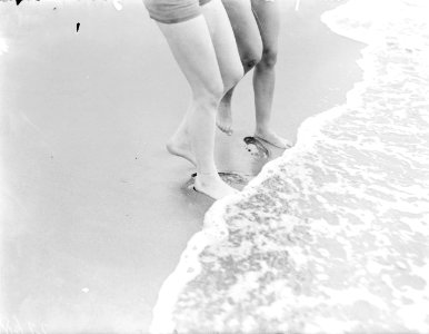 De benen en voeten van model Eva Waldschmidt en Nell Langlais in het zeewater, Bestanddeelnr 252-0788