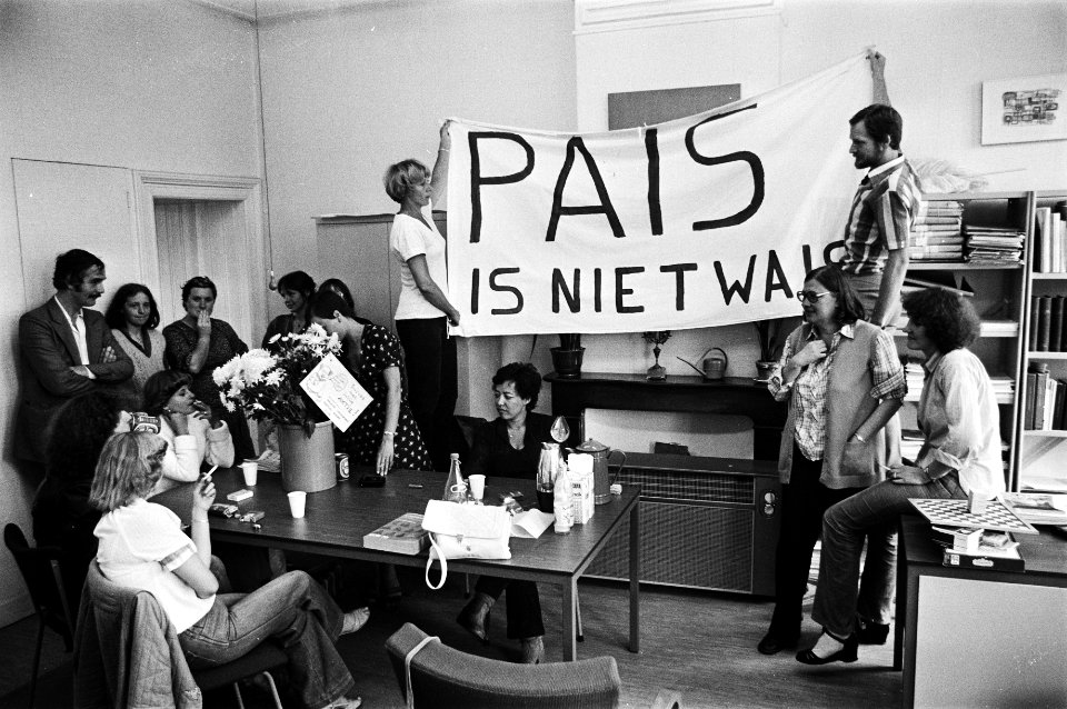 De bezetters in het gebouw met spandoeken, o.a. PAIS is niet wais, Bestanddeelnr 930-3365