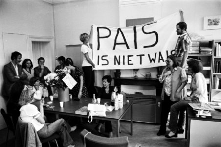 De bezetters in het gebouw met spandoeken, o.a. PAIS is niet wais, Bestanddeelnr 930-3365