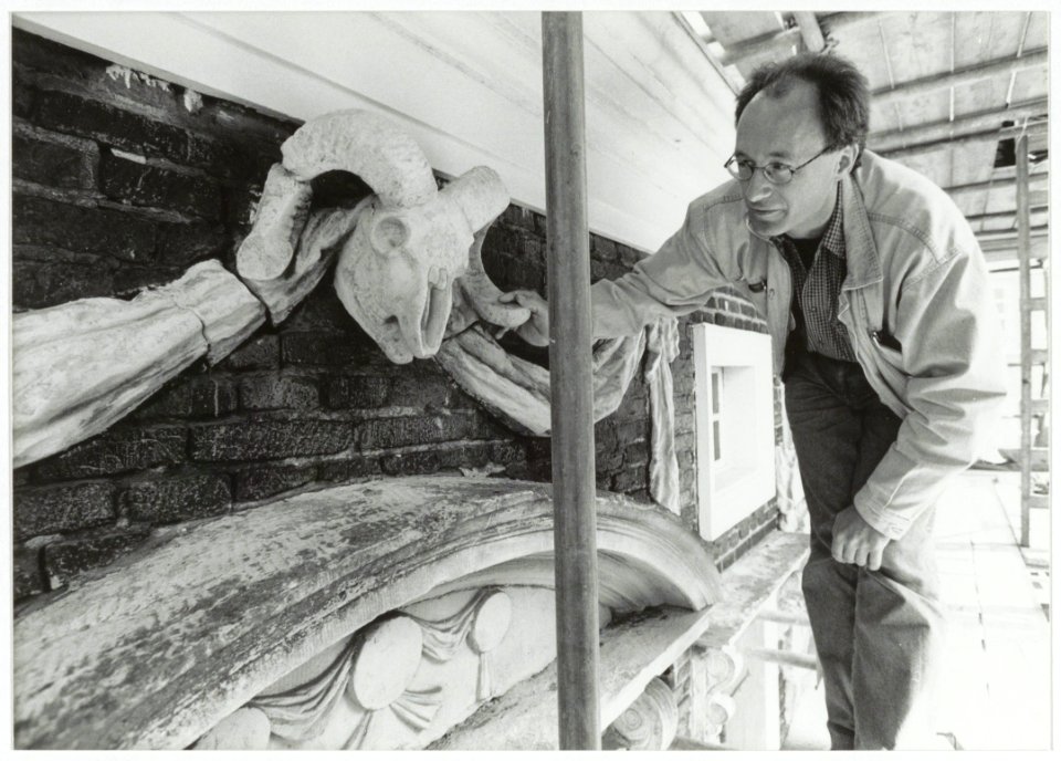 De bokkekop op de voorgevel van de Hoofdwacht is een grappig detail. De beschadigde kop wordt in oude luister hersteld, weet Martin Busker, maker van het restauratieplan. NL-HlmNHA 54035123