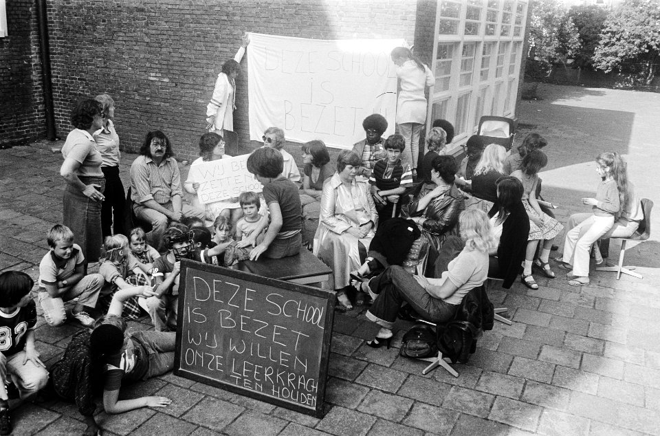 De Berlageschool bezet een schoolbord met het opschrift Deze school is bezet…, Bestanddeelnr 930-3342