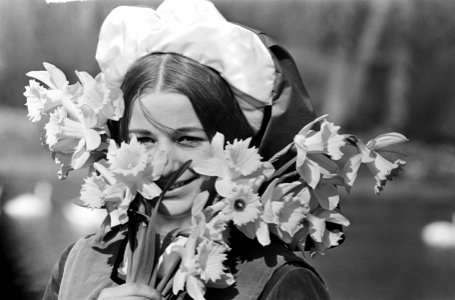 De bollenvelden in bloei, meisje tussen de bloemen, Bestanddeelnr 917-6474
