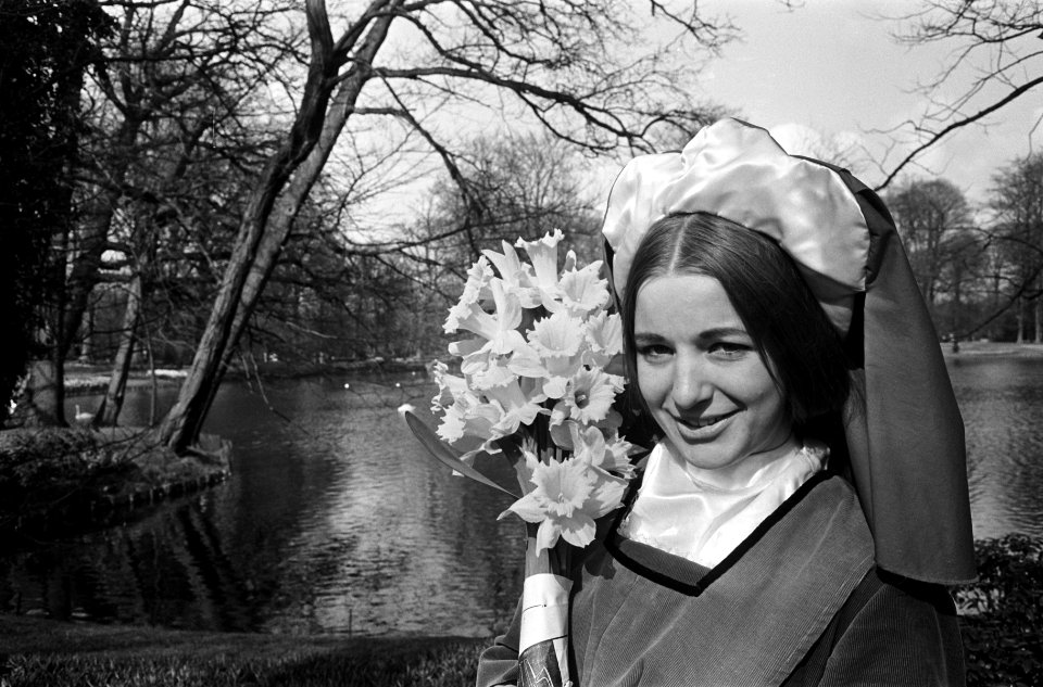 De bollenvelden in bloei, meisje tussen de bloemen, Bestanddeelnr 917-6473