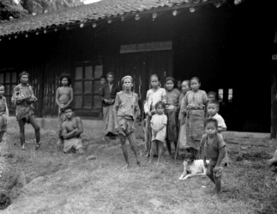 De bewoners van de vervallen en verwaarloosde Witte Kruiskolonie te Salatiga, ar, Bestanddeelnr 11920