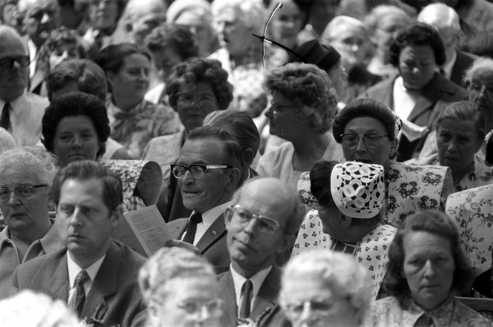 De bezoekers van de gebedsdag tijdens de bijeenkomst, Bestanddeelnr 925-6748