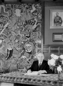 De Belgische consul Van Haute in zijn woning in Amsterdam met een portret Belgis, Bestanddeelnr 190-0244