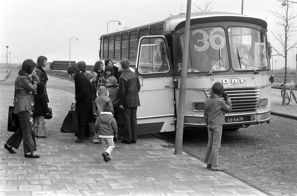 De bewoners bij de bus, Bestanddeelnr 926-9016