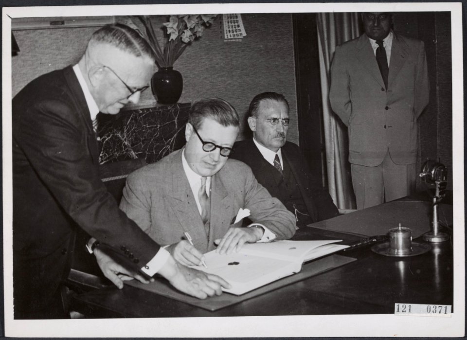De Belgische minister van Arbeid en Sociale Voorzorg, L.E. Troclet ondertekent t, Bestanddeelnr 121-0371