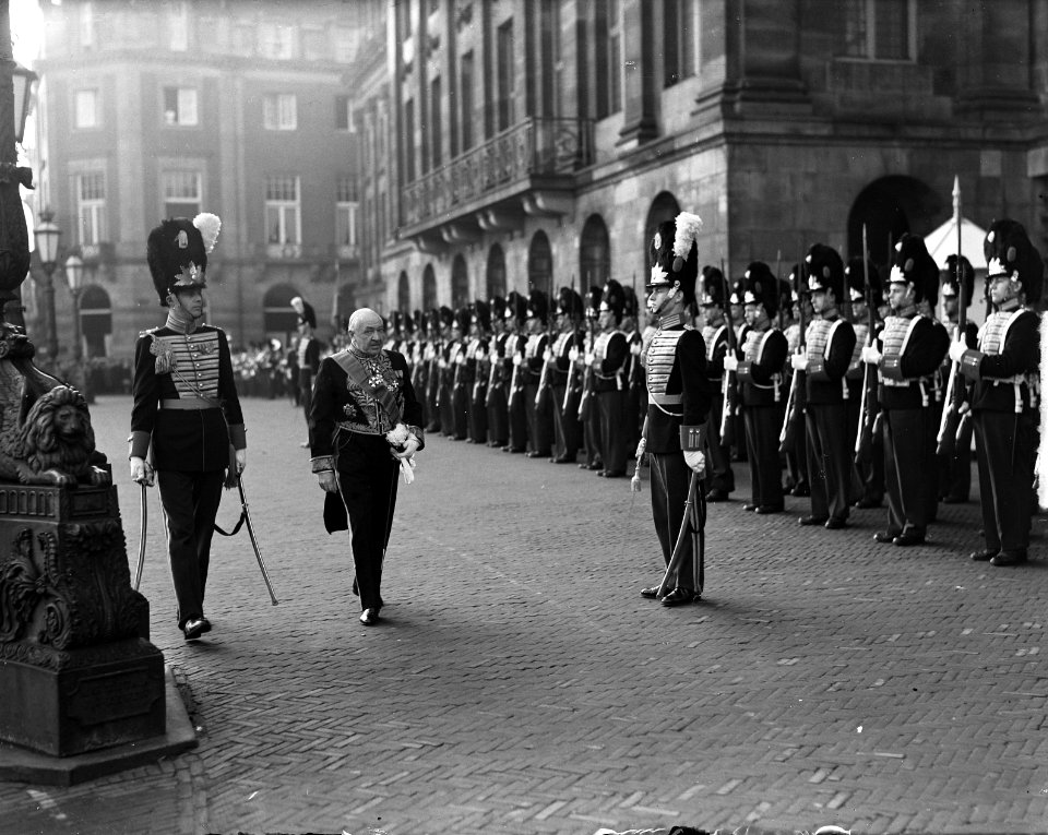 De Belgische gezant E. Graaffe gaat naar koningin Juliana voor de overhandiging , Bestanddeelnr 903-1959