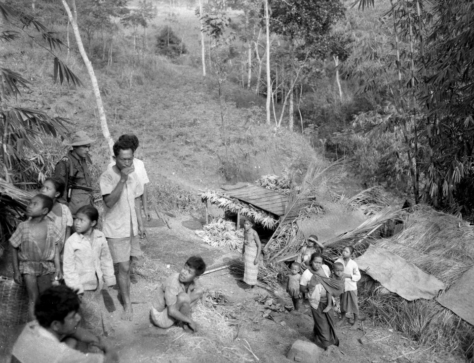 De bewoners van de Witte Kruiskolonie te Salatiga werden door de TNI uit hun beh, Bestanddeelnr 11925