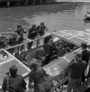 De Beatles met rondvaartboot door de grachten, na het instappen poseerden de Bea, Bestanddeelnr 916-5142