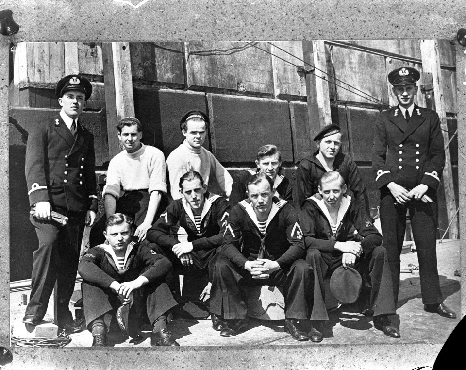 De bemanning van een motortorpedoboot Hr. Ms. MTB 240 van de Koninklijke Marin, Bestanddeelnr 935-0149
