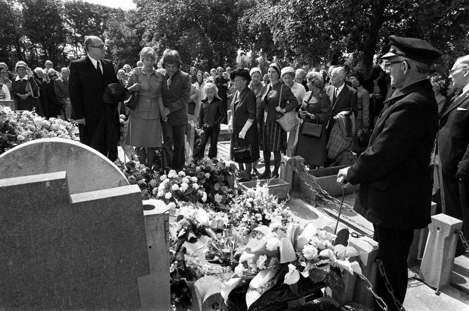 De begrafenisstoet brengt een laatste groet bij het graf van Fie Carelsen, Bestanddeelnr 928-0670