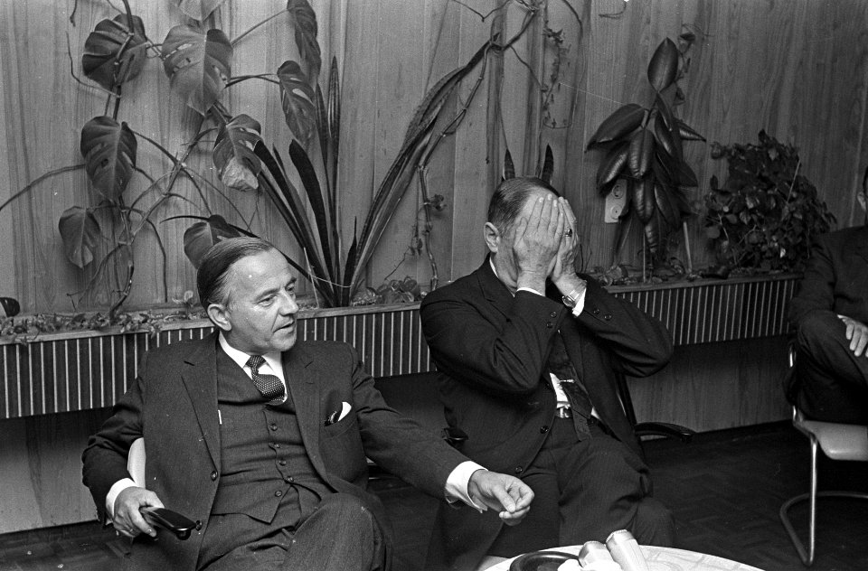De beide politici houden een persconferentie. Minister Luns houdt voor een momen, Bestanddeelnr 921-6958