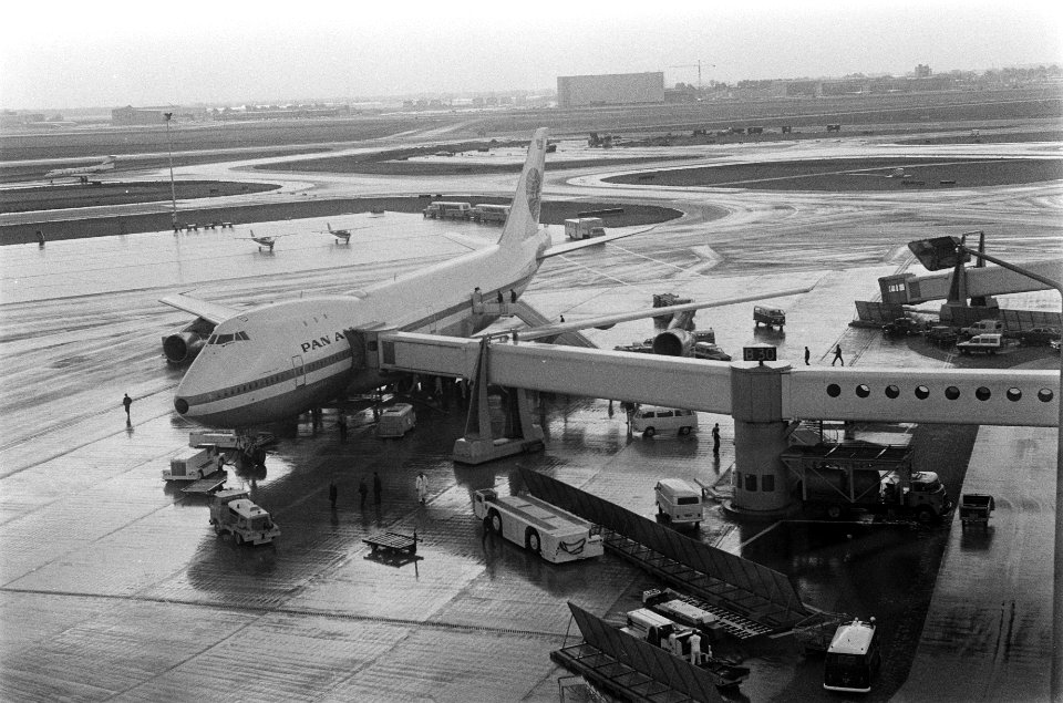 De Boeing 747 aan de pier op het platform, Bestanddeelnr 923-6396