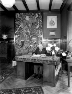 De Belgische consul Van Haute achter zijn bureau in zijn huis in Amsterdam, Bestanddeelnr 252-1570
